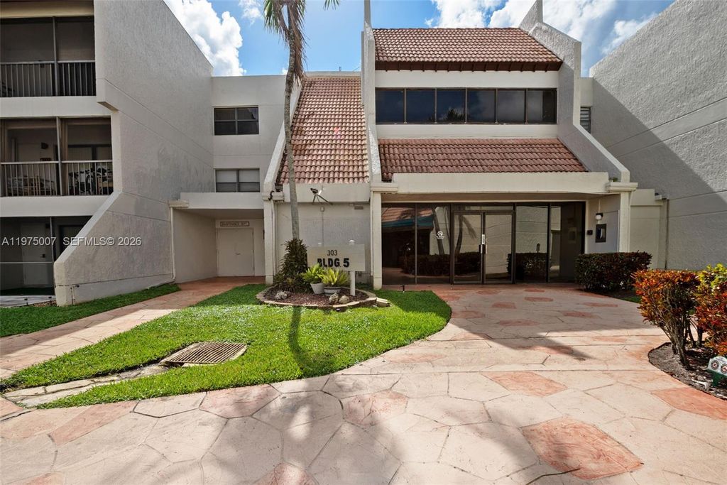 303 Racquet Club Rd 204, Weston, FL 33326