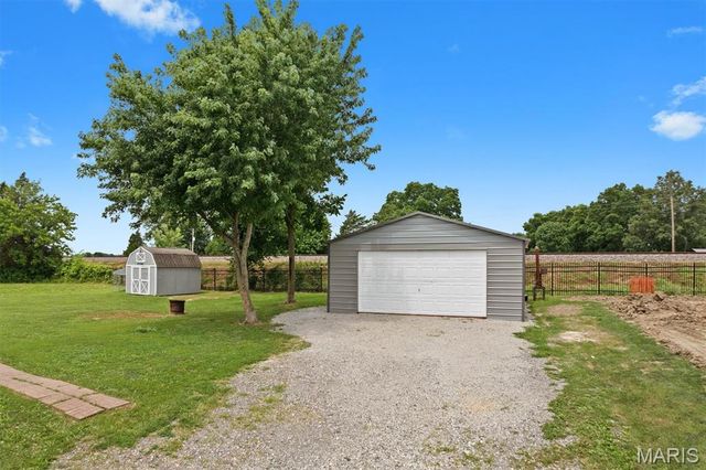802 Randall Drive, Brighton, IL 62012