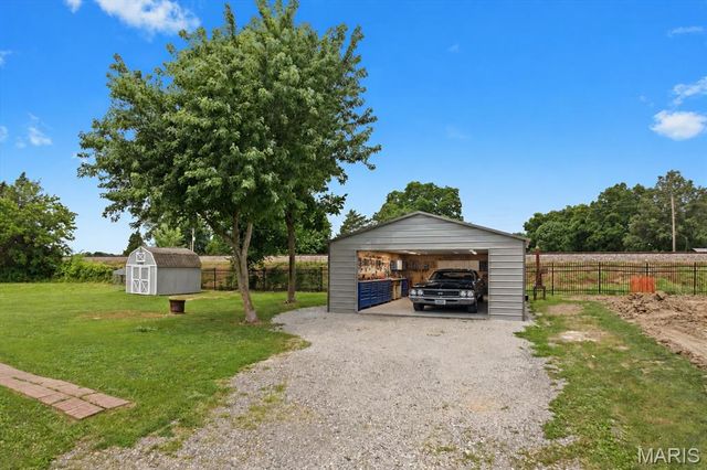 802 Randall Drive, Brighton, IL 62012