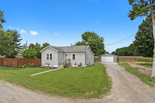 802 Randall Drive, Brighton, IL 62012