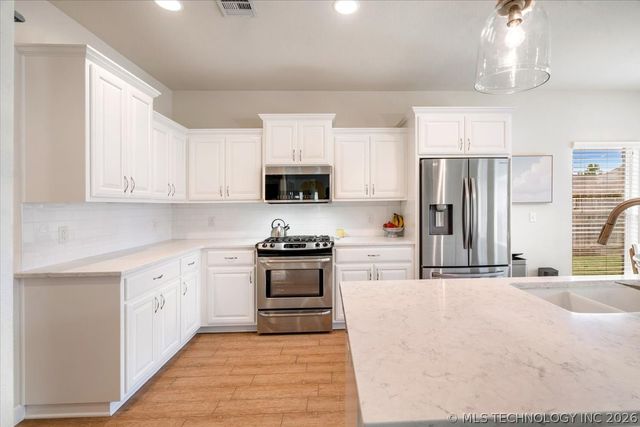 15517 E 87th Place N, Owasso, OK 74055