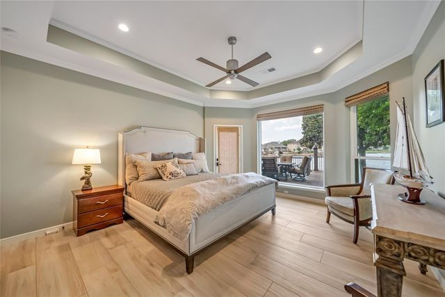 318 Bayshore Drive, Montgomery, TX 77356