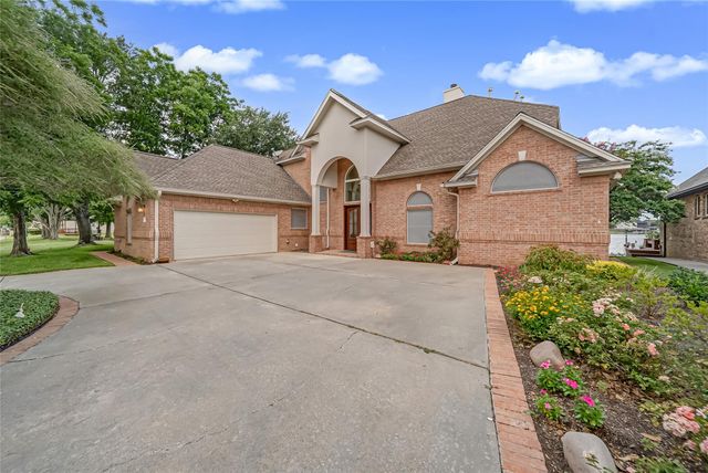 318 Bayshore Drive, Montgomery, TX 77356