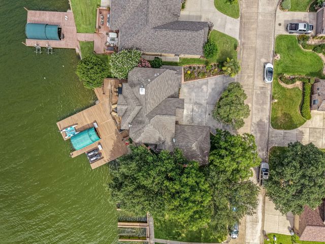 318 Bayshore Drive, Montgomery, TX 77356