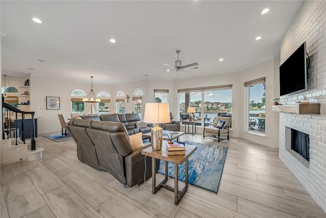 318 Bayshore Drive, Montgomery, TX 77356