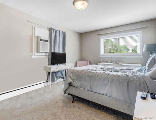 753 W Maple Road, Clawson, MI 48017