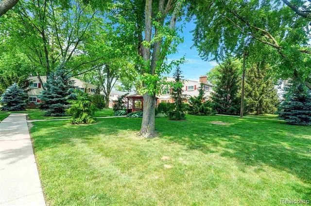 753 W Maple Road, Clawson, MI 48017