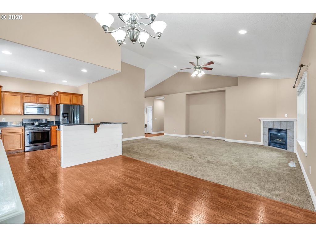 Image 10 of property listing at 338 Nw FOXGLOVE St, Dallas, OR 97338