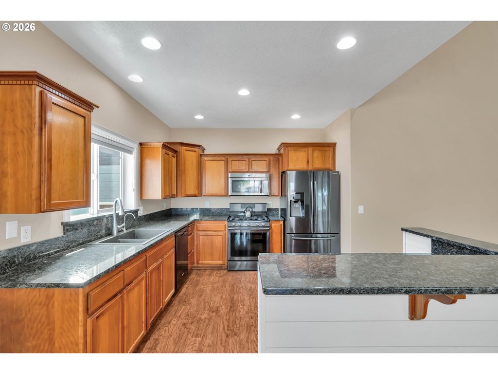 Image 11 of property listing at 338 Nw FOXGLOVE St, Dallas, OR 97338