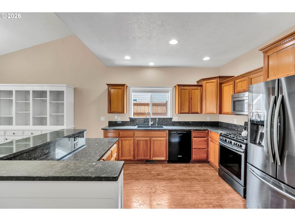 Image 12 of property listing at 338 Nw FOXGLOVE St, Dallas, OR 97338