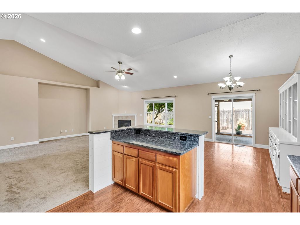 Image 13 of property listing at 338 Nw FOXGLOVE St, Dallas, OR 97338