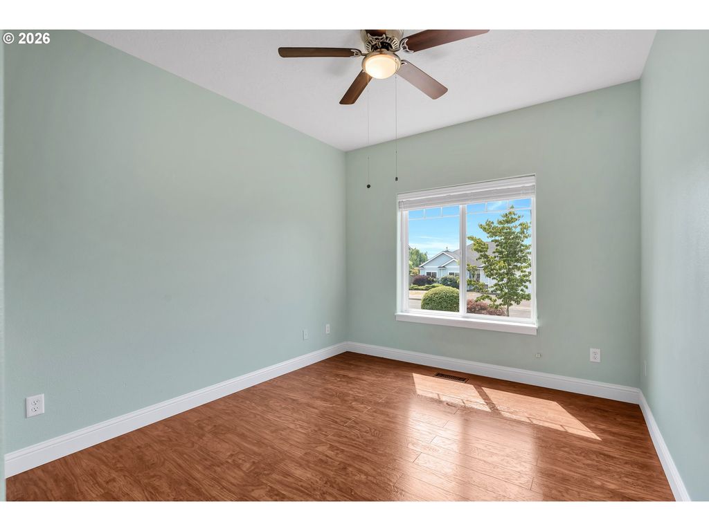 Image 14 of property listing at 338 Nw FOXGLOVE St, Dallas, OR 97338