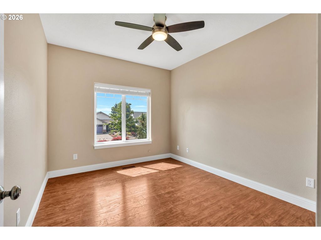 Image 16 of property listing at 338 Nw FOXGLOVE St, Dallas, OR 97338