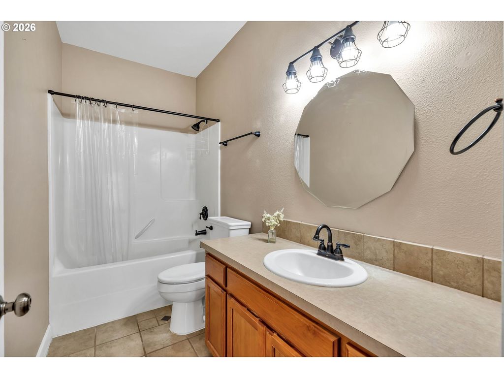 Image 19 of property listing at 338 Nw FOXGLOVE St, Dallas, OR 97338
