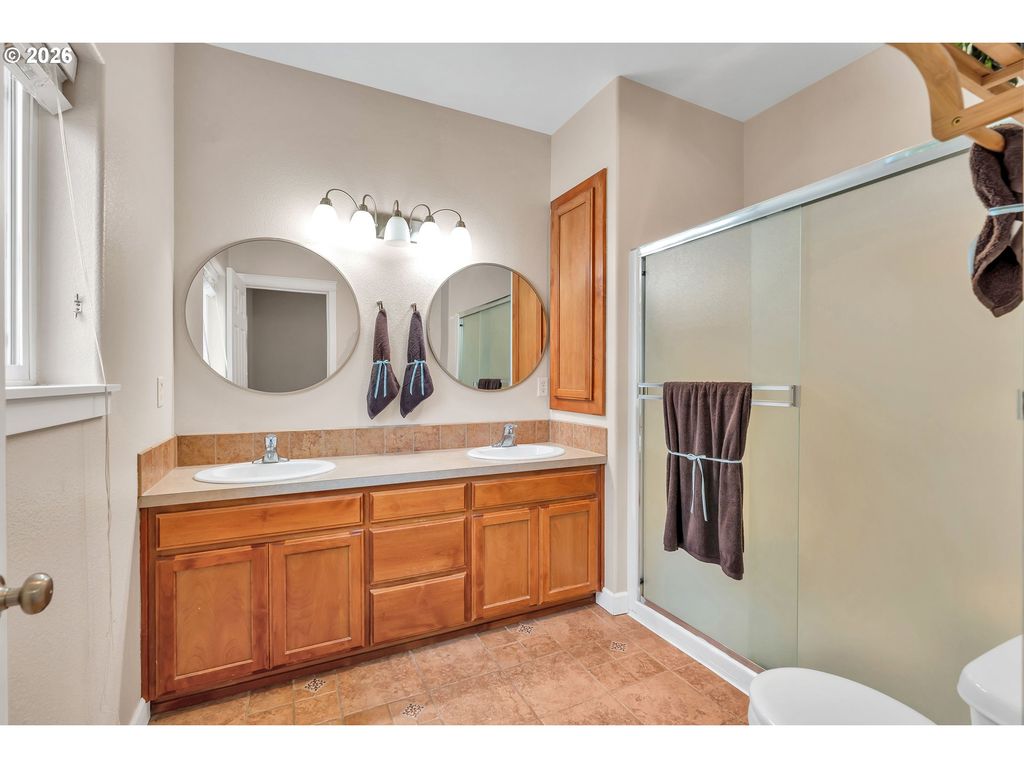 Image 23 of property listing at 338 Nw FOXGLOVE St, Dallas, OR 97338