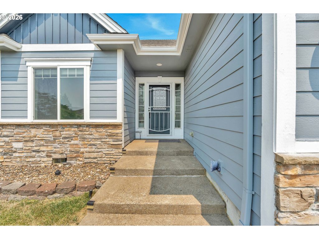 Image 4 of property listing at 338 Nw FOXGLOVE St, Dallas, OR 97338