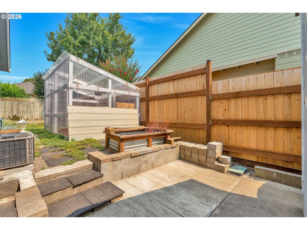 Image 41 of property listing at 338 Nw FOXGLOVE St, Dallas, OR 97338