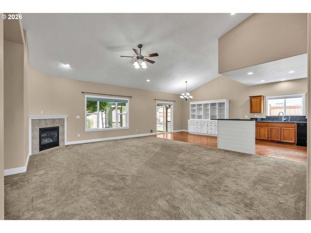 Image 6 of property listing at 338 Nw FOXGLOVE St, Dallas, OR 97338