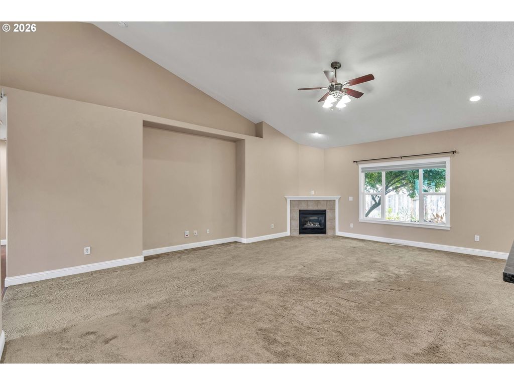 Image 7 of property listing at 338 Nw FOXGLOVE St, Dallas, OR 97338