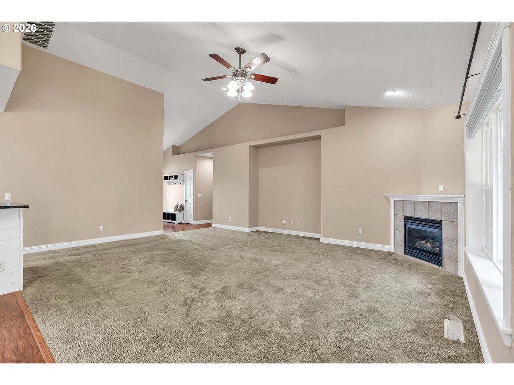 Image 8 of property listing at 338 Nw FOXGLOVE St, Dallas, OR 97338