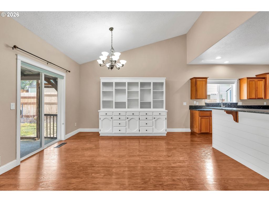 Image 9 of property listing at 338 Nw FOXGLOVE St, Dallas, OR 97338