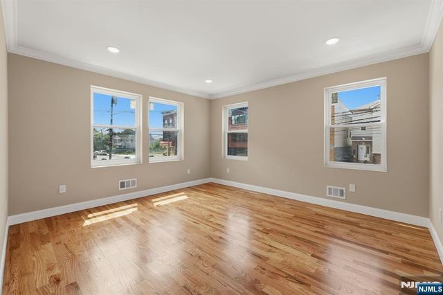 438 10th Street, Newark, NJ 07103