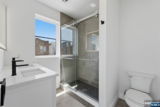 438 10th Street, Newark, NJ 07103