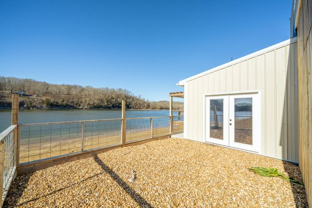 2217 Hardin Bottom River Rd, Clifton, TN 38425