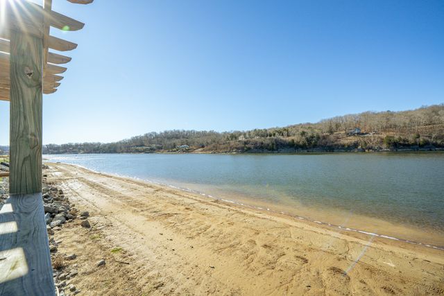 2217 Hardin Bottom River Rd, Clifton, TN 38425