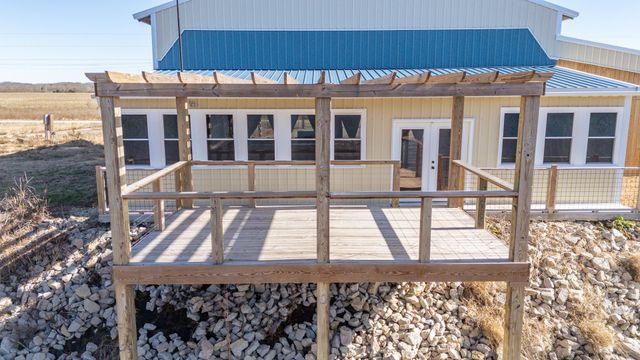 2217 Hardin Bottom River Rd, Clifton, TN 38425