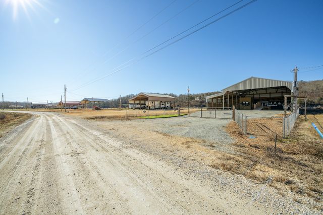 2217 Hardin Bottom River Rd, Clifton, TN 38425