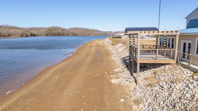 2217 Hardin Bottom River Rd, Clifton, TN 38425