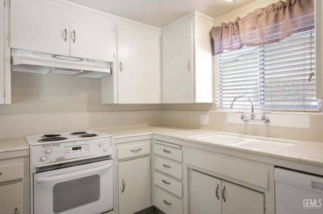 2707 Wenatchee Avenue, Bakersfield, CA 93306