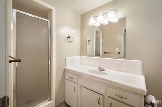 2707 Wenatchee Avenue, Bakersfield, CA 93306