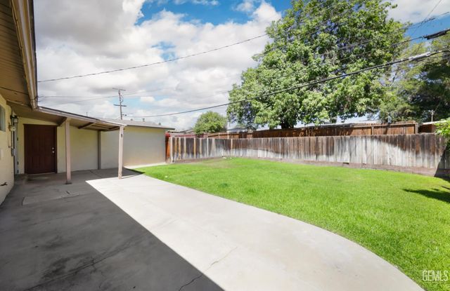 2707 Wenatchee Avenue, Bakersfield, CA 93306
