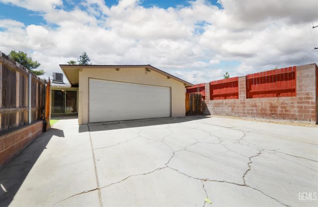 2707 Wenatchee Avenue, Bakersfield, CA 93306