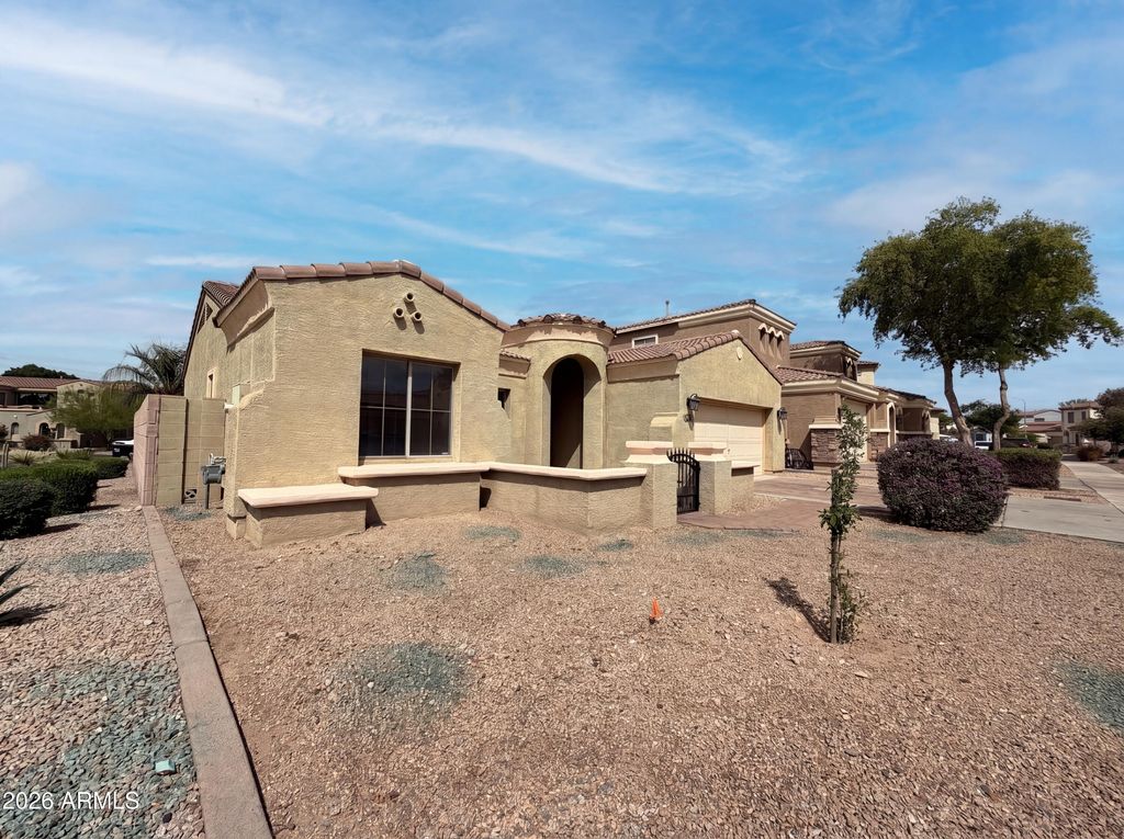 Image 18 of property listing at 606 W BEAUTIFUL Lane, Phoenix, AZ 85041