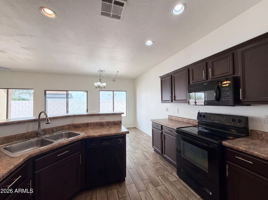 Image 2 of property listing at 606 W BEAUTIFUL Lane, Phoenix, AZ 85041