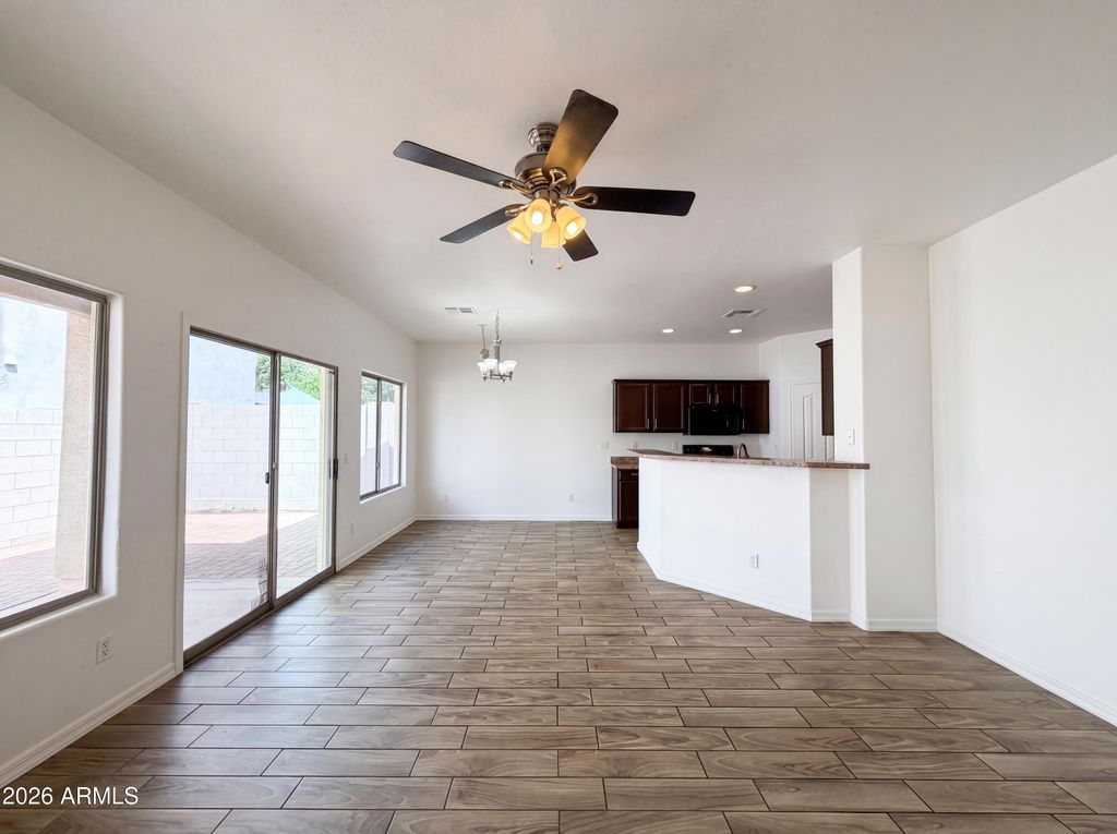 Image 3 of property listing at 606 W BEAUTIFUL Lane, Phoenix, AZ 85041