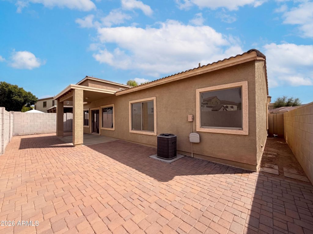 Image 5 of property listing at 606 W BEAUTIFUL Lane, Phoenix, AZ 85041