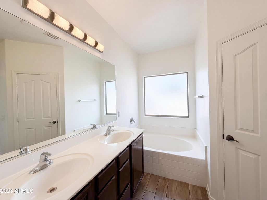 Image 6 of property listing at 606 W BEAUTIFUL Lane, Phoenix, AZ 85041