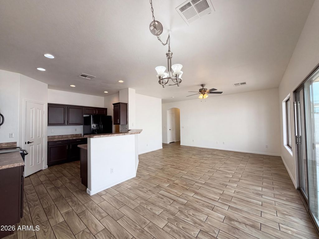 Image 7 of property listing at 606 W BEAUTIFUL Lane, Phoenix, AZ 85041