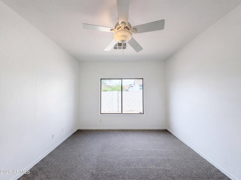 Image 9 of property listing at 606 W BEAUTIFUL Lane, Phoenix, AZ 85041