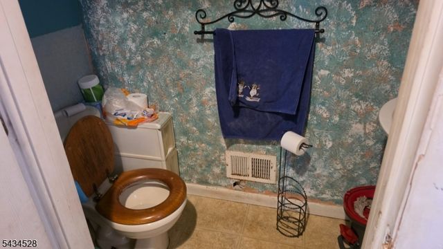 1115 W Camplain Rd, Manville Boro, NJ 08835
