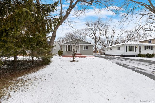 6428 Cloverton Drive, Waterford Charter Township, MI 48329