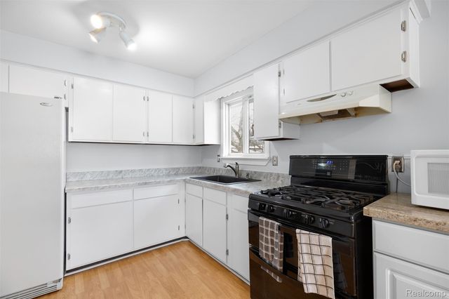 6428 Cloverton Drive, Waterford Charter Township, MI 48329