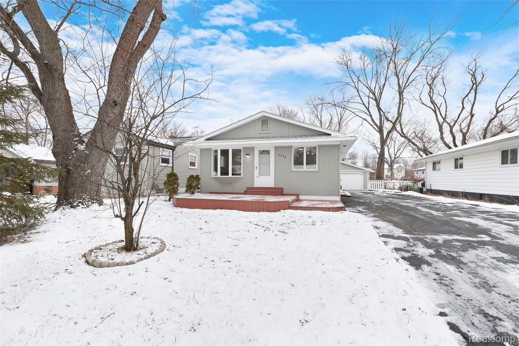 6428 Cloverton Drive, Waterford Charter Township, MI 48329