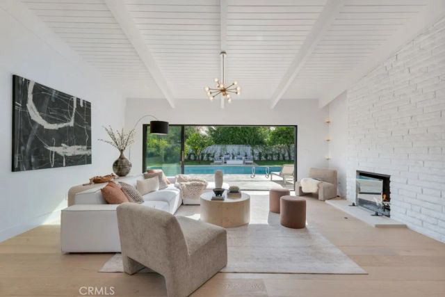 5330 Dubois Avenue, Woodland Hills, CA 91367