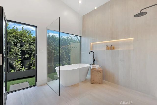 5330 Dubois Avenue, Woodland Hills, CA 91367