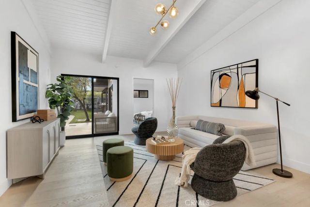 5330 Dubois Avenue, Woodland Hills, CA 91367